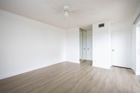 Touwnhouse à louer à Palm Springs, Floride: 2 chambres, 118.17 m2 № 2395508 - photo 14