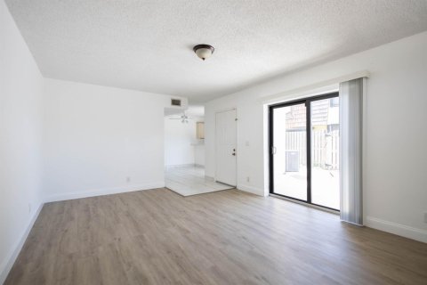 Touwnhouse à louer à Palm Springs, Floride: 2 chambres, 118.17 m2 № 2395508 - photo 3