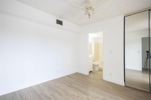 Touwnhouse à louer à Palm Springs, Floride: 2 chambres, 118.17 m2 № 2395508 - photo 10