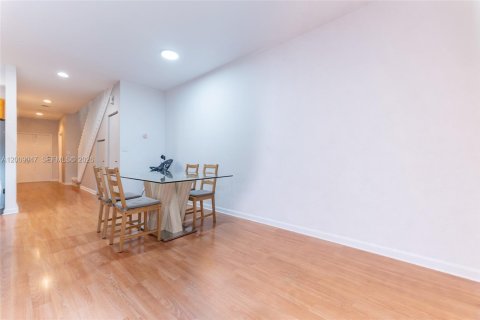 Touwnhouse à vendre à Hallandale Beach, Floride: 3 chambres, 151.99 m2 № 2090613 - photo 6