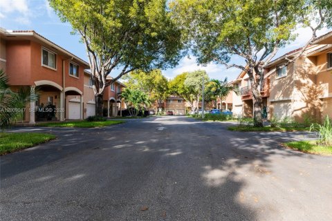 Touwnhouse à vendre à Hallandale Beach, Floride: 3 chambres, 151.99 m2 № 2090613 - photo 5