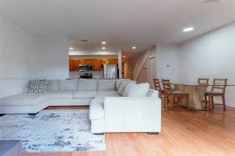 Touwnhouse à vendre à Hallandale Beach, Floride: 3 chambres, 151.99 m2 № 2090613 - photo 16