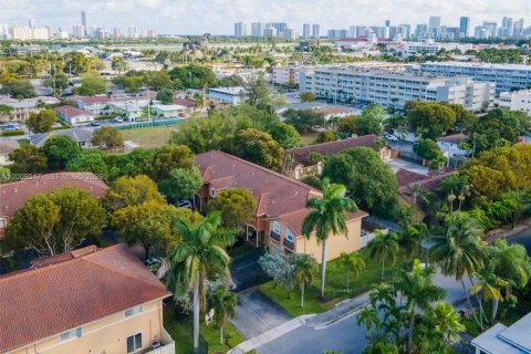 Touwnhouse à vendre à Hallandale Beach, Floride: 3 chambres, 151.99 m2 № 2090613 - photo 4