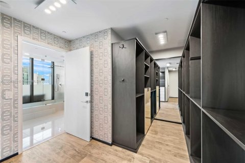 Copropriété à louer à Miami, Floride: 4 chambres, 391.12 m2 № 1956054 - photo 13