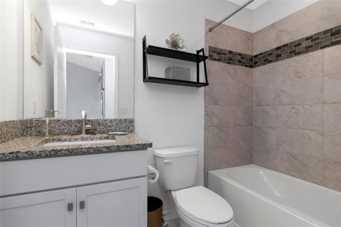 Townhouse in Clearwater, Florida 2 bedrooms, 145.95 sq.m. № 2424072 - photo 25