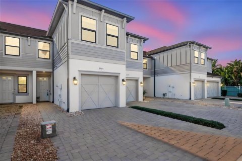 Townhouse in Clearwater, Florida 2 bedrooms, 145.95 sq.m. № 2424072 - photo 2