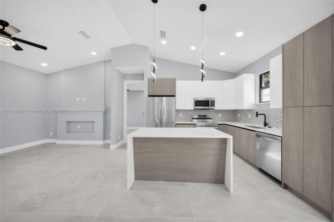 Casa en venta en Cape Coral, Florida, 3 dormitorios № 1966912 - foto 7