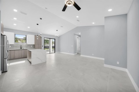 Casa en venta en Cape Coral, Florida, 3 dormitorios № 1966912 - foto 10