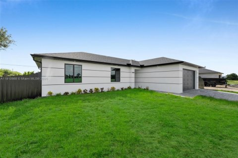 Casa en venta en Cape Coral, Florida, 3 dormitorios № 1966912 - foto 2