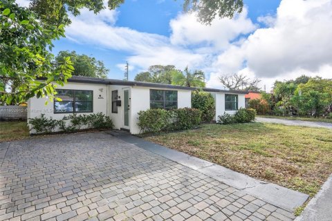Casa en alquiler en Fort Lauderdale, Florida, 1 dormitorio, 76.74 m2 № 1991842 - foto 2