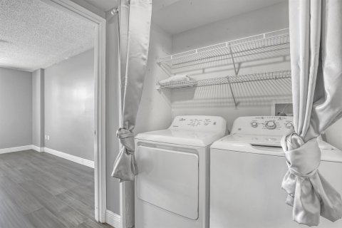 Condo in West Palm Beach, Florida, 2 bedrooms  № 2084152 - photo 25