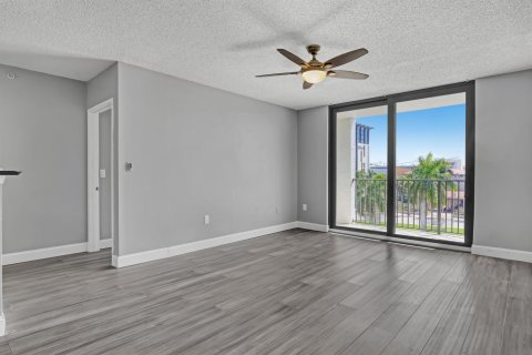 Condo in West Palm Beach, Florida, 2 bedrooms  № 2084152 - photo 18