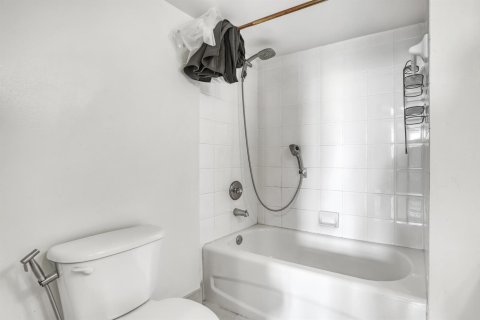 Condo in West Palm Beach, Florida, 2 bedrooms  № 2084152 - photo 28