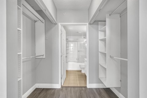 Condo in West Palm Beach, Florida, 2 bedrooms  № 2084152 - photo 5
