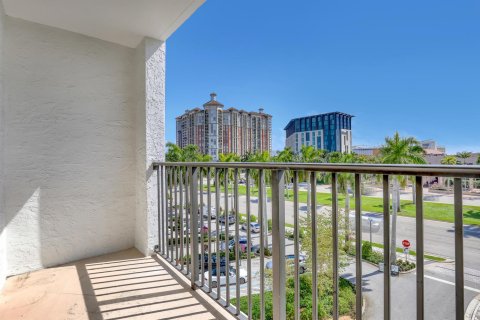 Condo in West Palm Beach, Florida, 2 bedrooms  № 2084152 - photo 7
