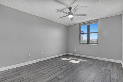 Condo in West Palm Beach, Florida, 2 bedrooms  № 2084152 - photo 4