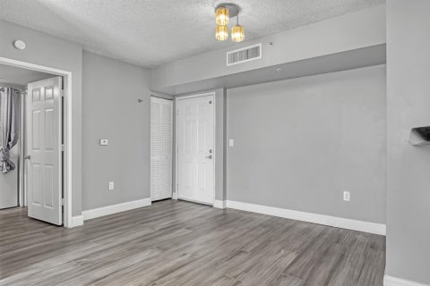 Condo in West Palm Beach, Florida, 2 bedrooms  № 2084152 - photo 15
