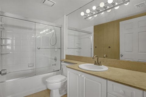 Condo in West Palm Beach, Florida, 2 bedrooms  № 2084152 - photo 6