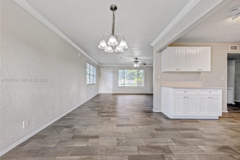 House in North Lauderdale, Florida 3 bedrooms, 115.94 sq.m. № 2398127 - photo 6