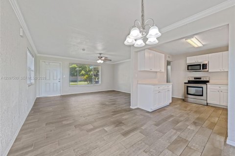 House in North Lauderdale, Florida 3 bedrooms, 115.94 sq.m. № 2398127 - photo 7