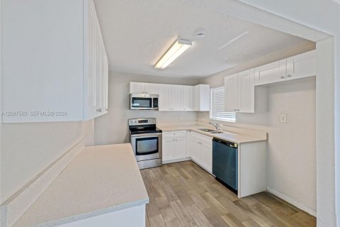 House in North Lauderdale, Florida 3 bedrooms, 115.94 sq.m. № 2398127 - photo 14