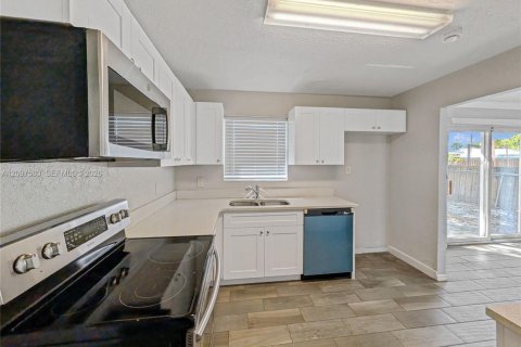 House in North Lauderdale, Florida 3 bedrooms, 115.94 sq.m. № 2398127 - photo 13