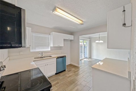 House in North Lauderdale, Florida 3 bedrooms, 115.94 sq.m. № 2398127 - photo 15