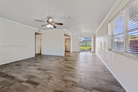 House in North Lauderdale, Florida 3 bedrooms, 115.94 sq.m. № 2398127 - photo 9