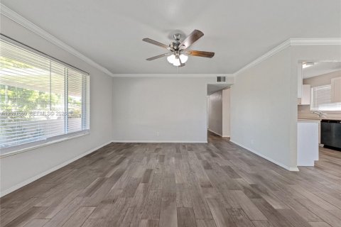 House in North Lauderdale, Florida 3 bedrooms, 115.94 sq.m. № 2398127 - photo 8