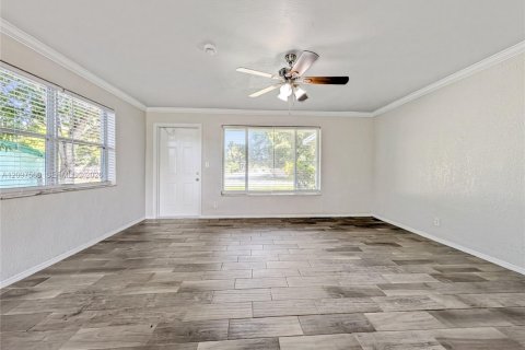 House in North Lauderdale, Florida 3 bedrooms, 115.94 sq.m. № 2398127 - photo 3