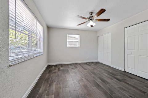 House in North Lauderdale, Florida 3 bedrooms, 115.94 sq.m. № 2398127 - photo 17