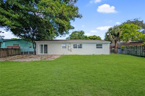 House in North Lauderdale, Florida 3 bedrooms, 115.94 sq.m. № 2398127 - photo 30