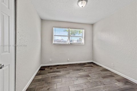 House in North Lauderdale, Florida 3 bedrooms, 115.94 sq.m. № 2398127 - photo 21