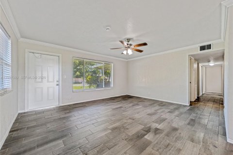 House in North Lauderdale, Florida 3 bedrooms, 115.94 sq.m. № 2398127 - photo 4