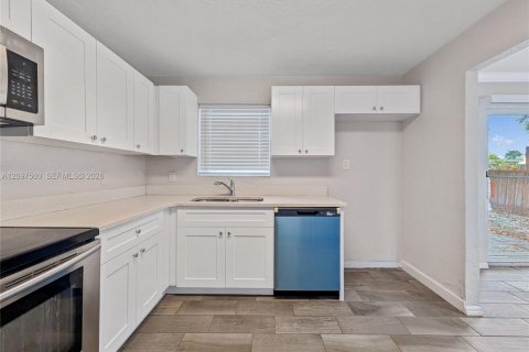 House in North Lauderdale, Florida 3 bedrooms, 115.94 sq.m. № 2398127 - photo 12