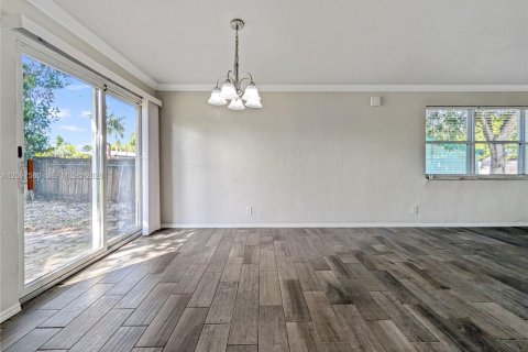 House in North Lauderdale, Florida 3 bedrooms, 115.94 sq.m. № 2398127 - photo 10