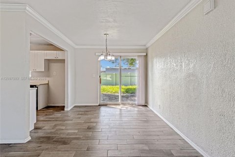 House in North Lauderdale, Florida 3 bedrooms, 115.94 sq.m. № 2398127 - photo 11