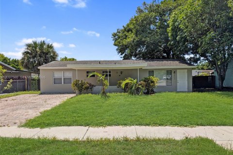 House in North Lauderdale, Florida 3 bedrooms, 115.94 sq.m. № 2398127 - photo 2