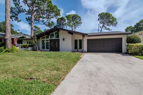 House in Seminole, Florida 5 bedrooms, 276.29 sq.m. № 1879184 - photo 1