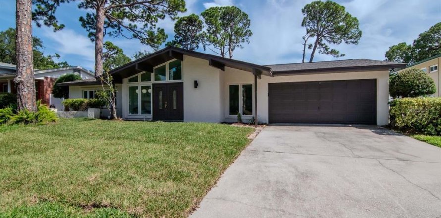 House in Seminole, Florida 5 bedrooms, 276.29 sq.m. № 1879184