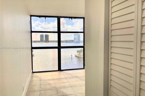 Condominio en alquiler en Aventura, Florida, 2 dormitorios, 125.42 m2 № 2012491 - foto 10