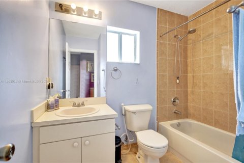 Casa en venta en Miami, Florida, 4 dormitorios, 204.66 m2 № 2036761 - foto 18