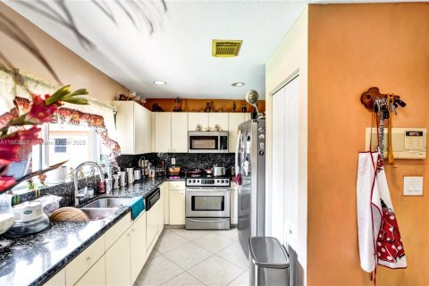 Casa en venta en Miami, Florida, 4 dormitorios, 204.66 m2 № 2036761 - foto 9