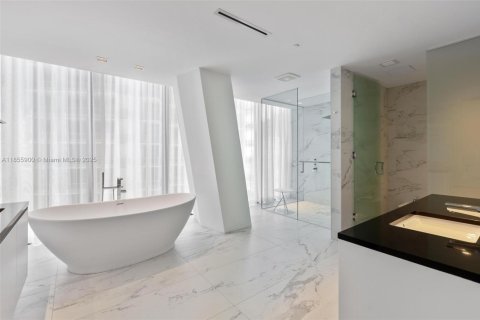 Copropriété à louer à Miami, Floride: 4 chambres, 452.99 m2 № 1962691 - photo 9