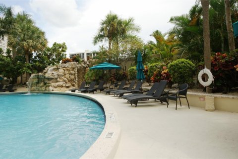 Condo in West Palm Beach, Florida, 2 bedrooms  № 1173157 - photo 1