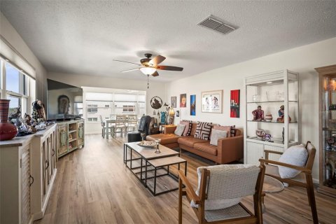 Condo in Gulfport, Florida, 2 bedrooms  № 1734821 - photo 12
