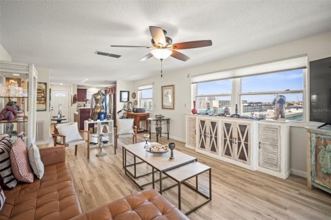 Condo in Gulfport, Florida, 2 bedrooms  № 1734821 - photo 11