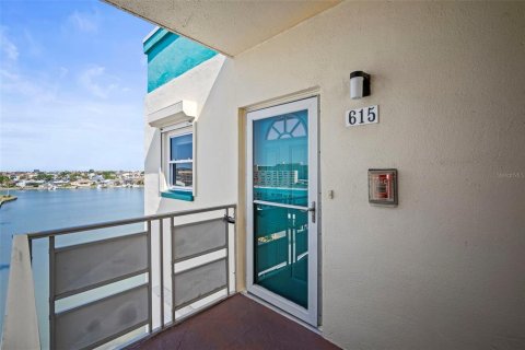 Condo in Gulfport, Florida, 2 bedrooms  № 1734821 - photo 3