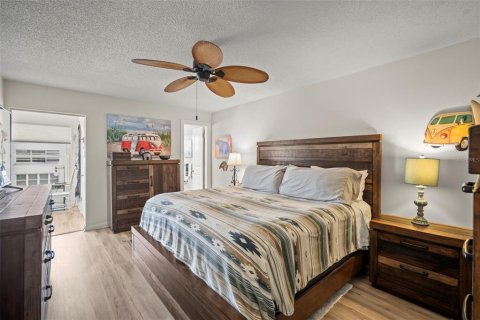 Condo in Gulfport, Florida, 2 bedrooms  № 1734821 - photo 19