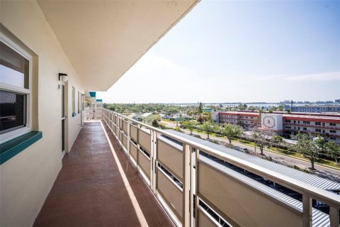 Condo in Gulfport, Florida, 2 bedrooms  № 1734821 - photo 4